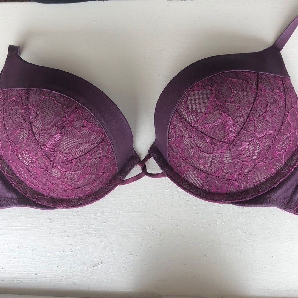 Beautiful Victoria Secret Bomb-Shell Bra